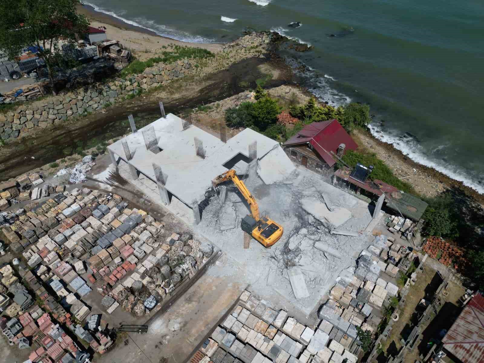 Arsin’de tartışma konusu olan kaçak yapı ile ilgili yıkım kararı gerçekleştirildi