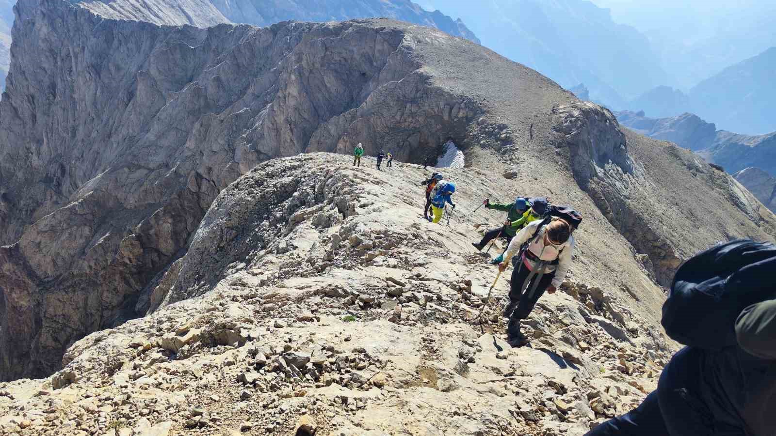 Yüksekovalı dağcılardan Cilo Dağı’na zirve tırmanışı
