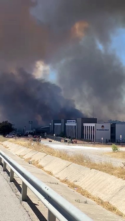 Çanakkale’deki yangında tedbir amaçlı Güzelyalı bölgesindeki vatandaşlar tahliye ediliyor