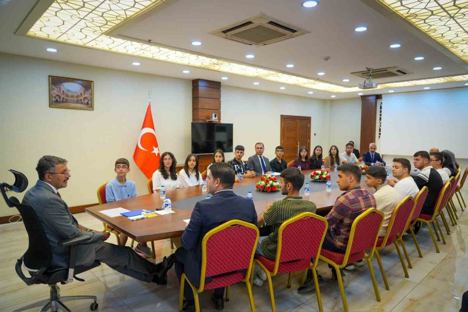 Vali &Ccedil;elik başarılı &ouml;ğrencileri kabul etti
