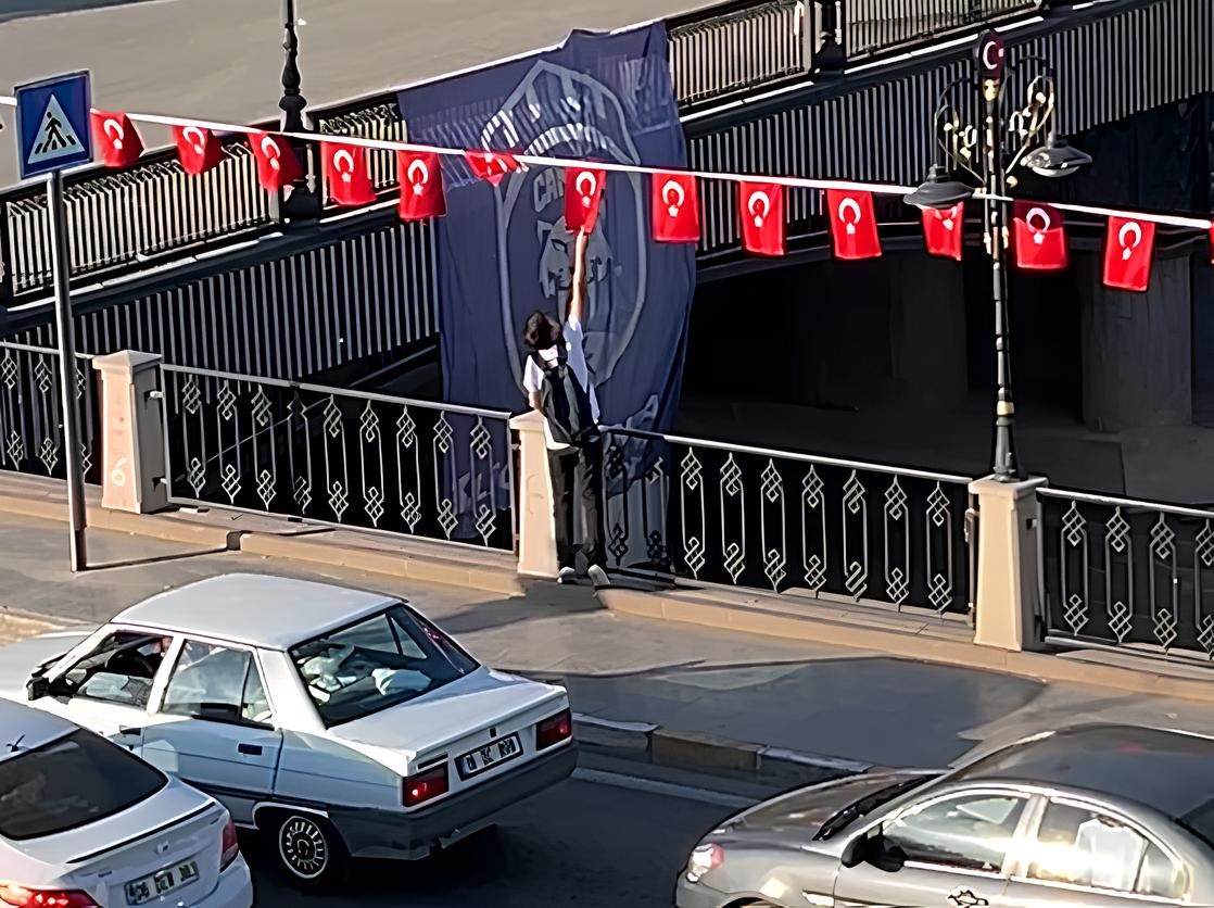 &Ccedil;ocuğun bayrak hassasiyeti kamerada
