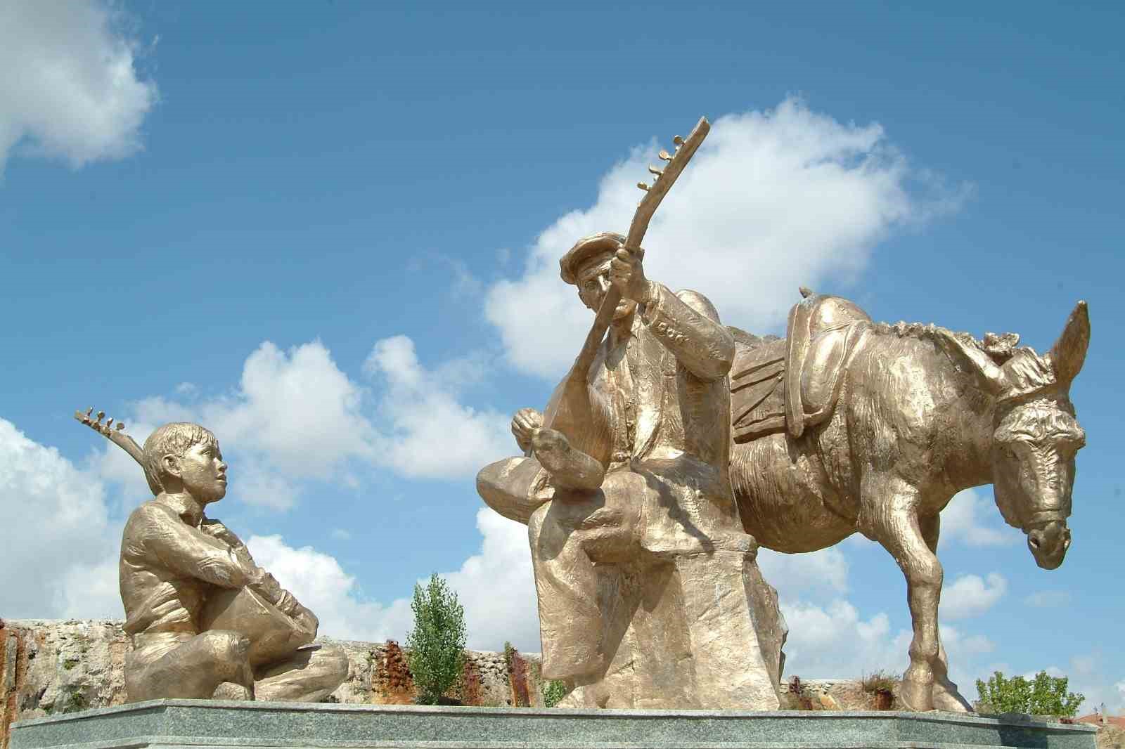 Kırşehir Belediyesi&rsquo;ne Neşet Ertaş heykeli sitemi
