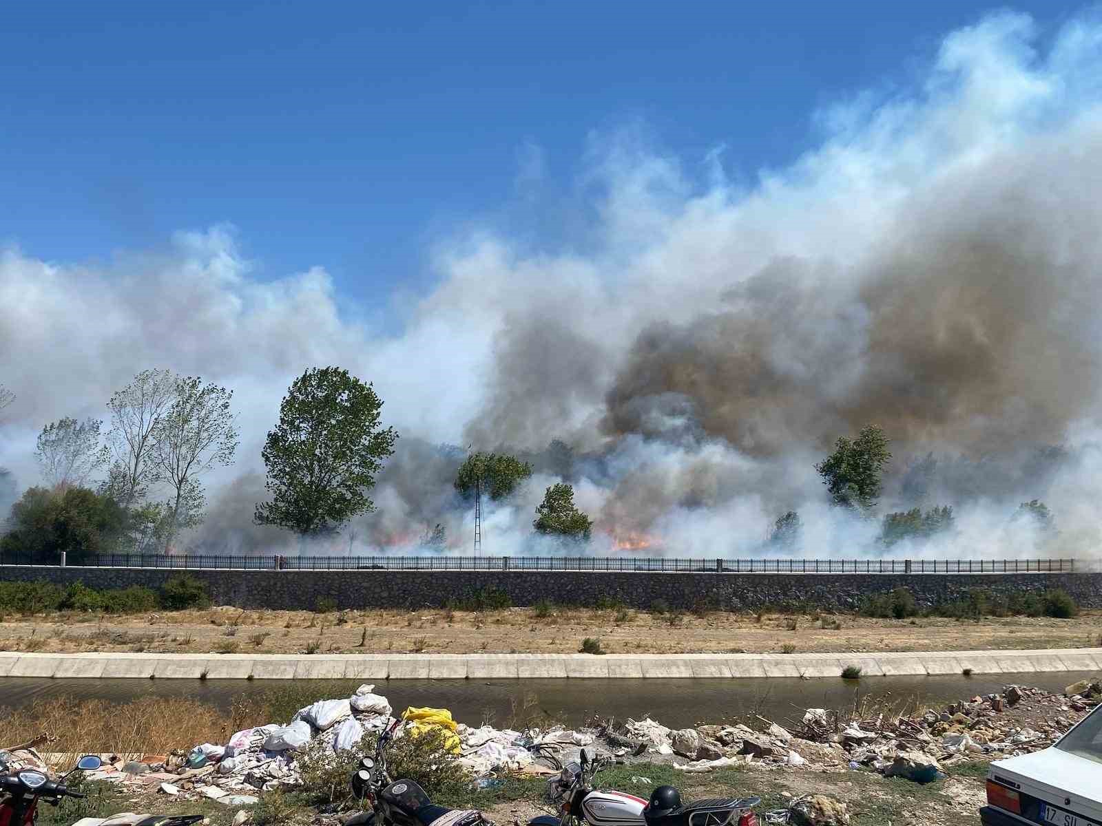 Ayvacık&rsquo;ta &ccedil;&ouml;pl&uuml;k alanda &ccedil;ıkan yangın ormana sı&ccedil;radı
