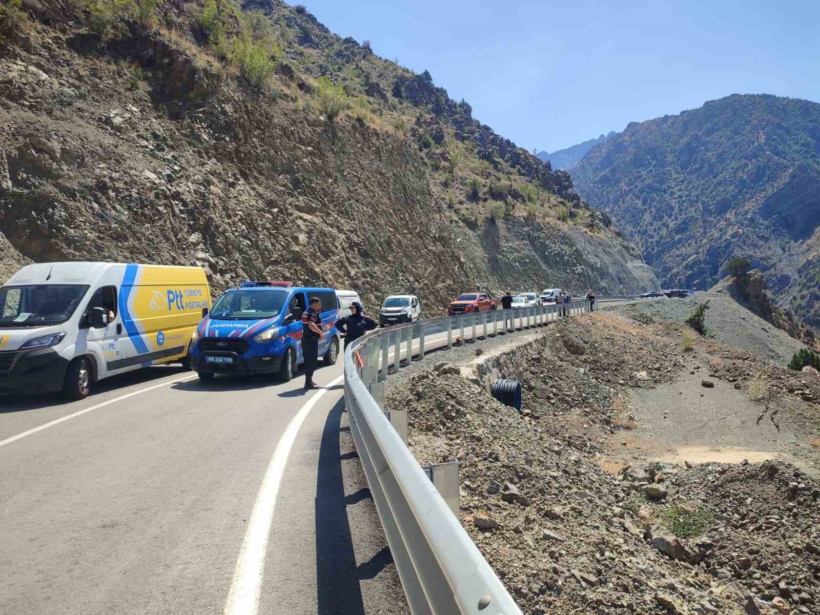 Artvin’in Yusufeli ilçesindeki heyelan sonrası ulaşım kontrollü olarak sağlanıyor
