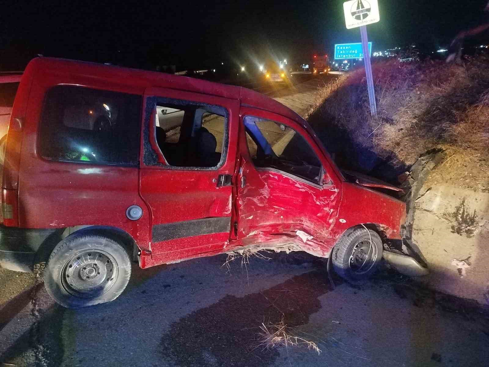 Keşan’da araçlar çarpıştı: 2 kişi yaralandı