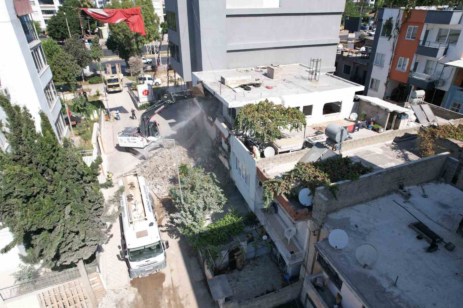 Akdeniz’de metruk yapılar yıkılıyor