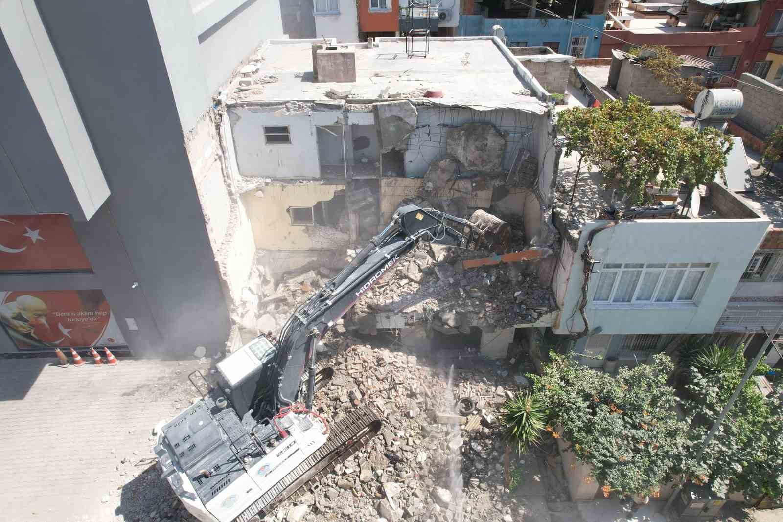 Akdeniz&rsquo;de metruk yapılar yıkılıyor
