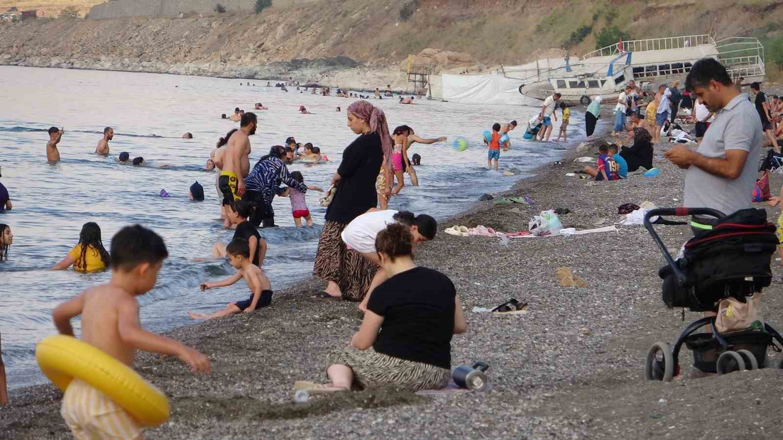 Sıcaktan bunalanlar Van Gölü’nde yüzerek serinliyor