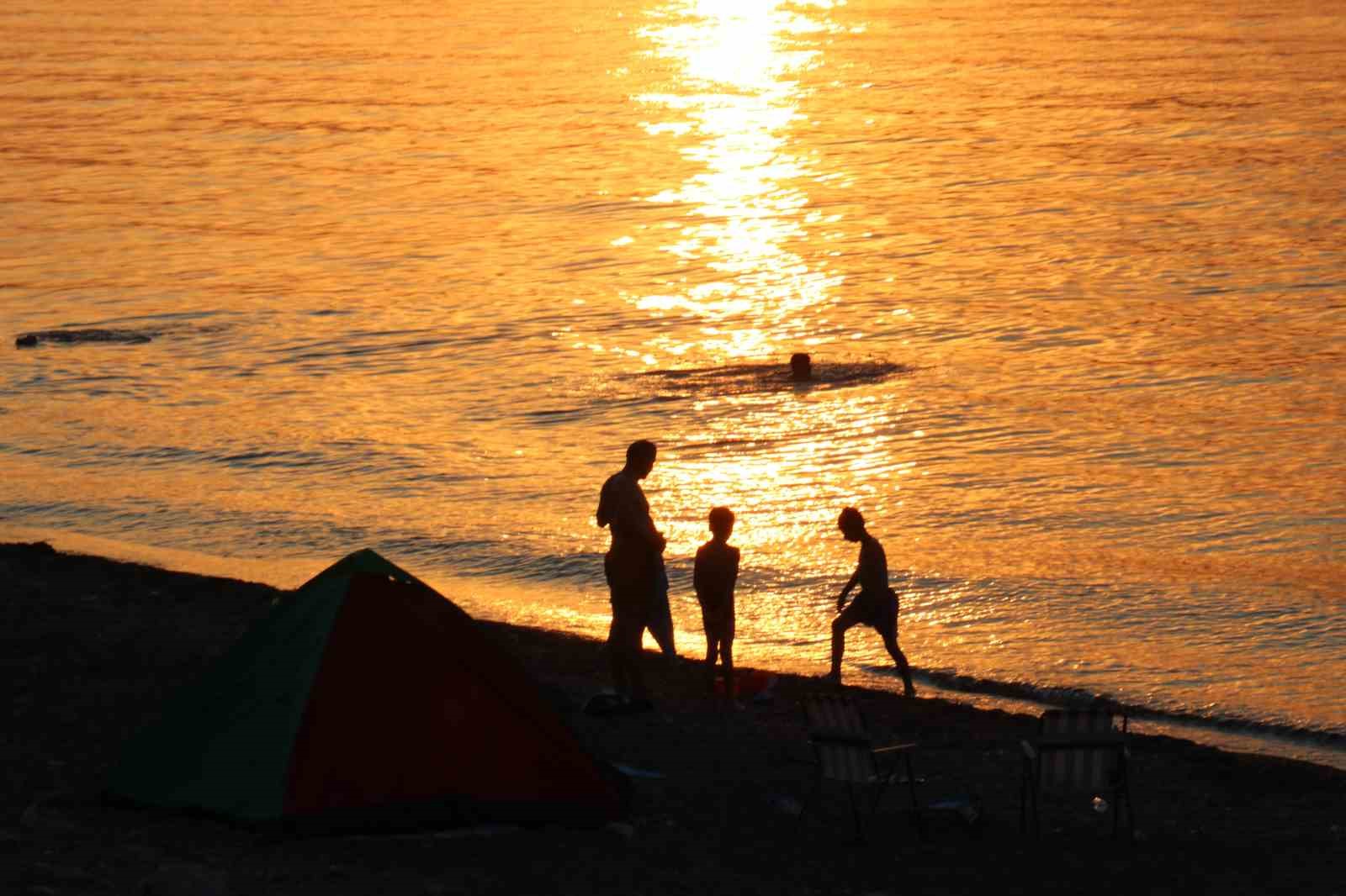 Sıcaktan bunalanlar Van G&ouml;l&uuml;&rsquo;nde y&uuml;zerek serinliyor
