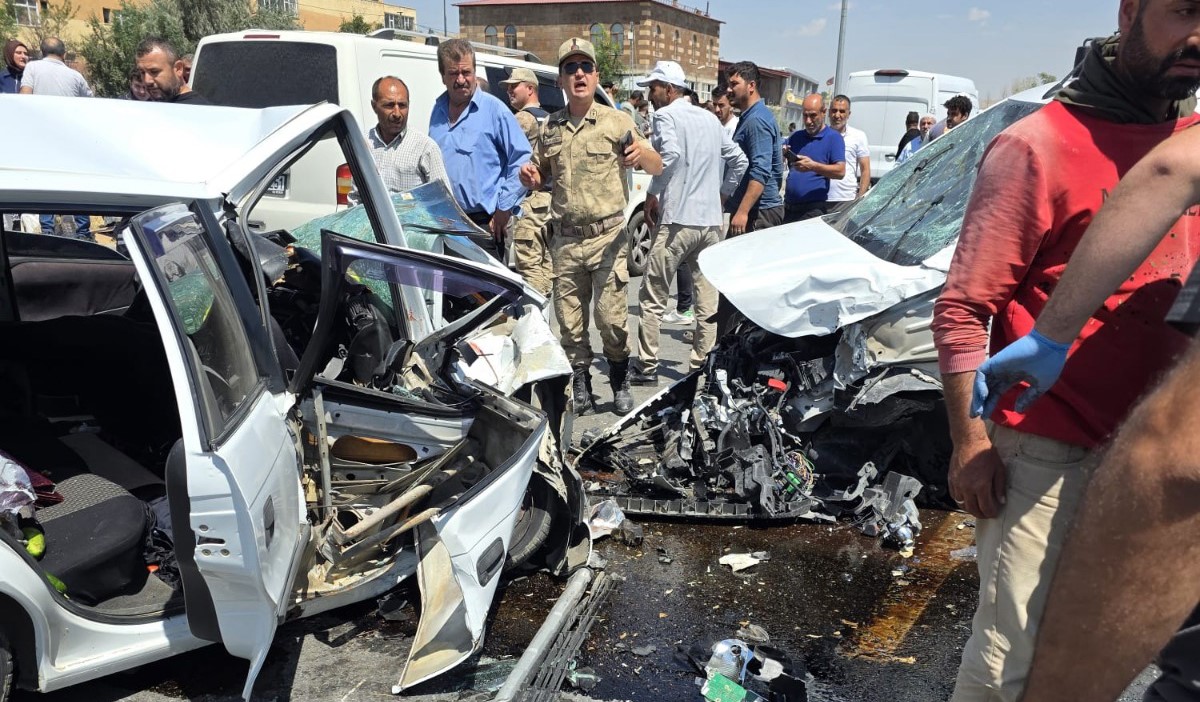 Ahlat’ta 3 aracın karıştığı kazada 8 kişi yaralandı