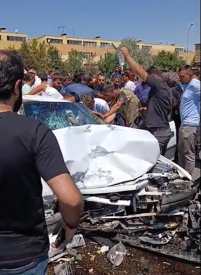 Ahlat&rsquo;ta 3 aracın karıştığı kazada 8 kişi yaralandı
