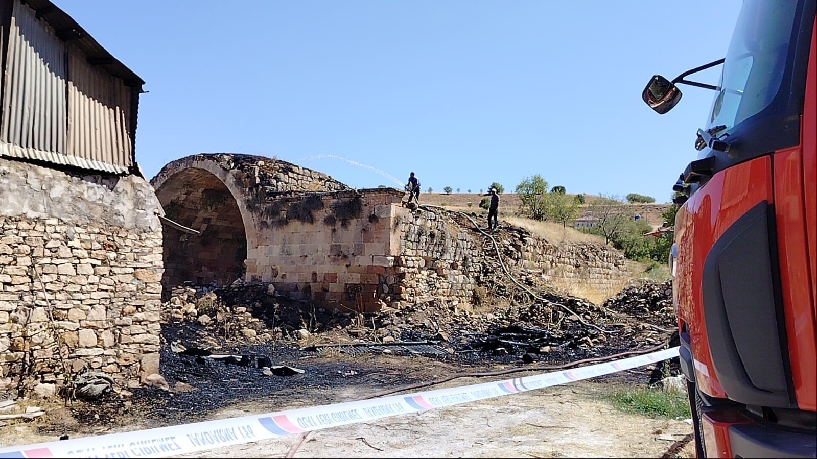 750 yıllık kervansaray alevlere teslim oldu: 2 kişi yaralandı
