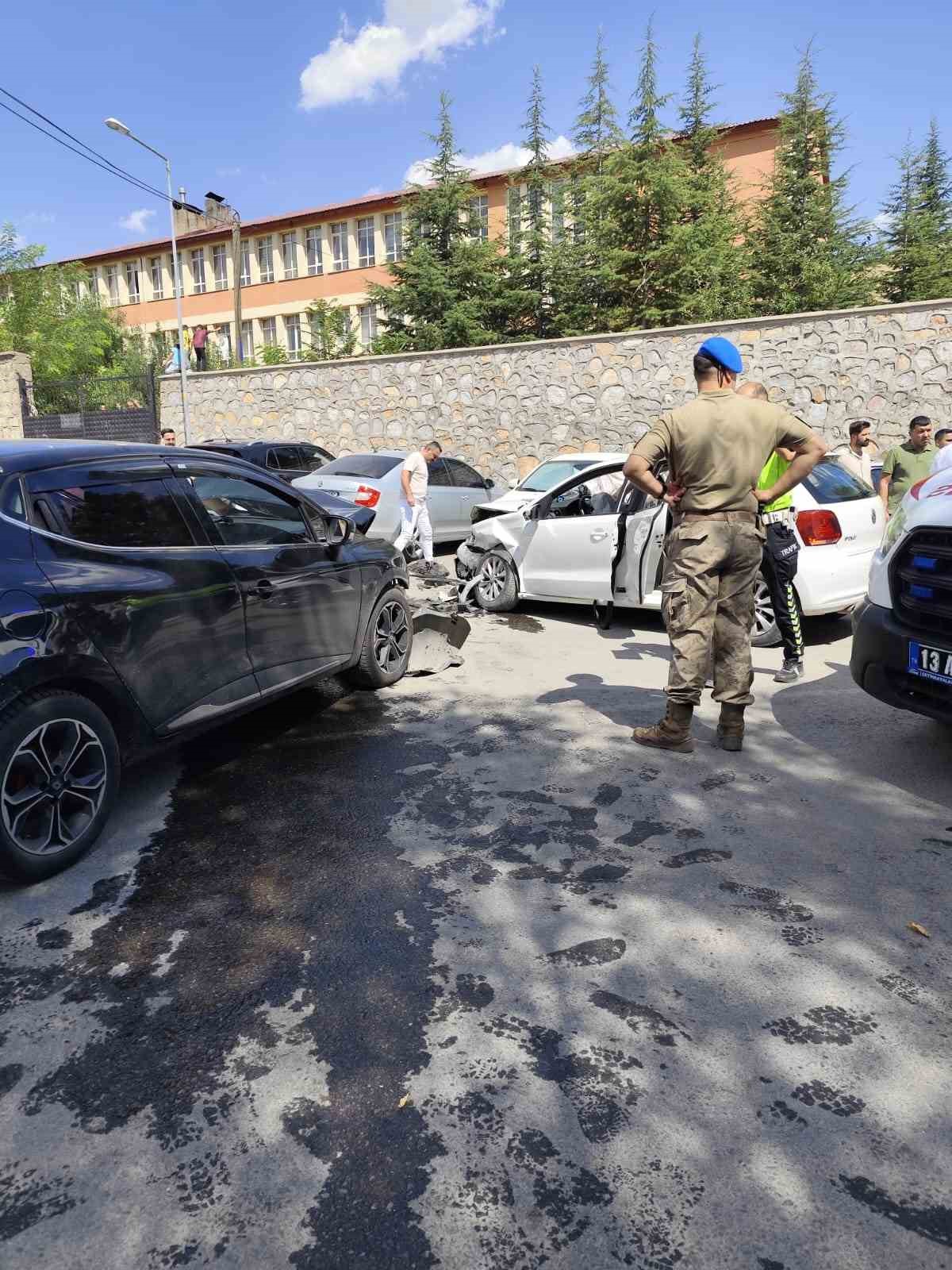 Bitlis&rsquo;te otomobiller &ccedil;arpıştı: 10 yaralı
