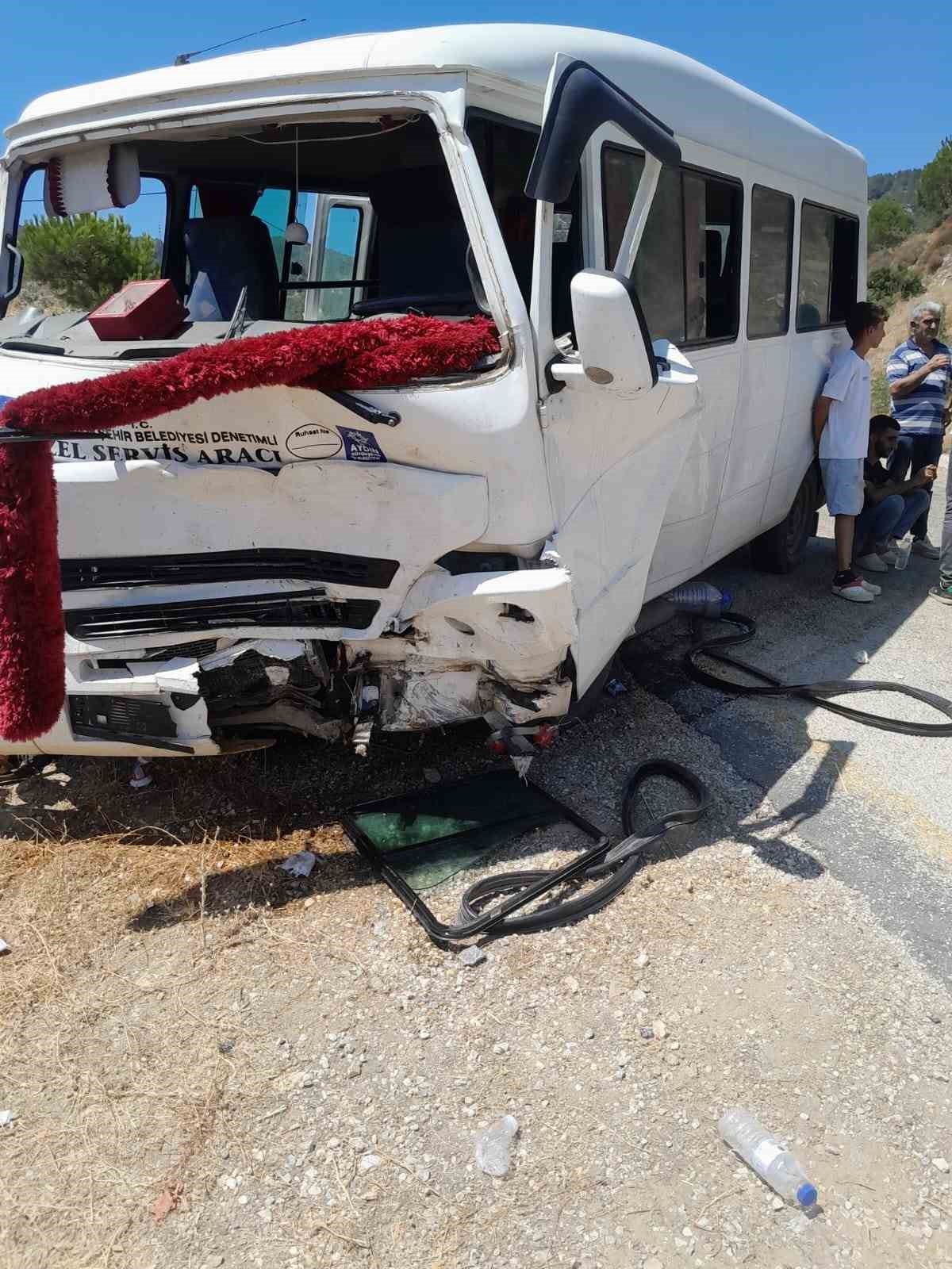 İncir iş&ccedil;ilerini taşıyan minib&uuml;s ticari ara&ccedil; ile &ccedil;arpıştı: 3&rsquo;&uuml; ağır 8 yaralı
