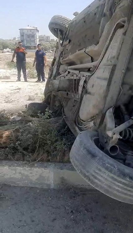 Takla atan otomobil ağa&ccedil;a &ccedil;arparak durabildi
