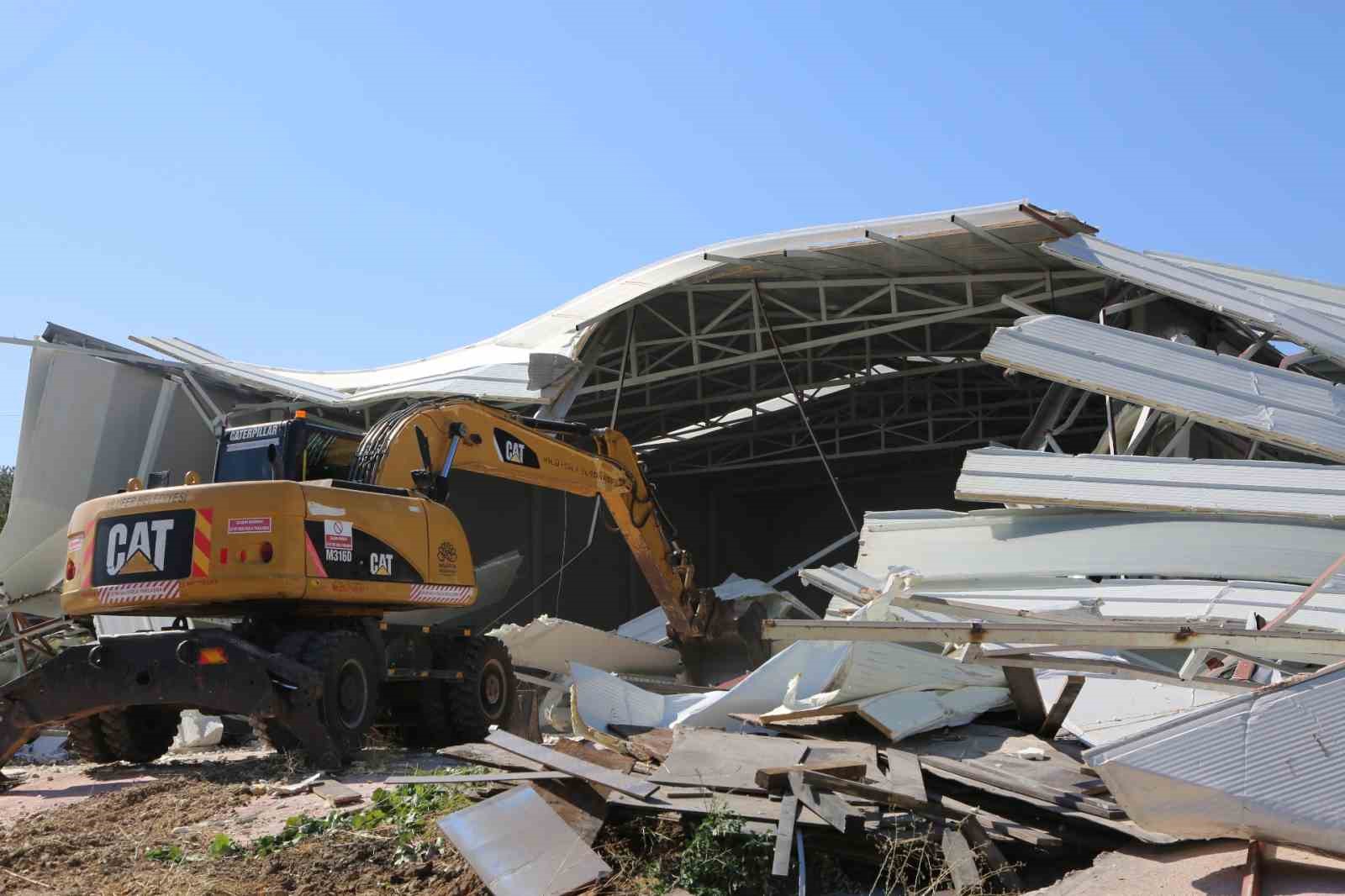 Tahtalı&rsquo;da ka&ccedil;ak yapı yıkıldı
