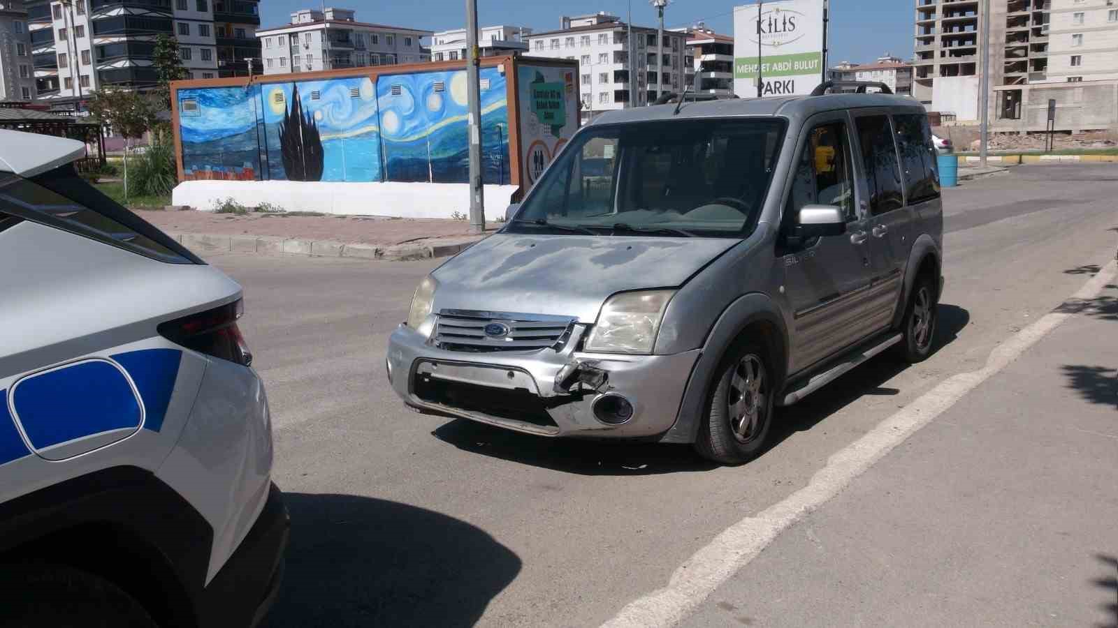 Kilis&rsquo;te iki otomobil &ccedil;arpıştı: 2 yaralı
