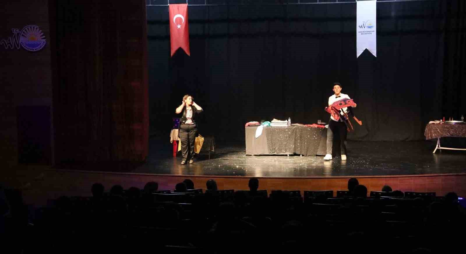 Yaz spor okullarındaki &ouml;ğrencilere s&uuml;rpriz sihirbazlık g&ouml;sterisi
