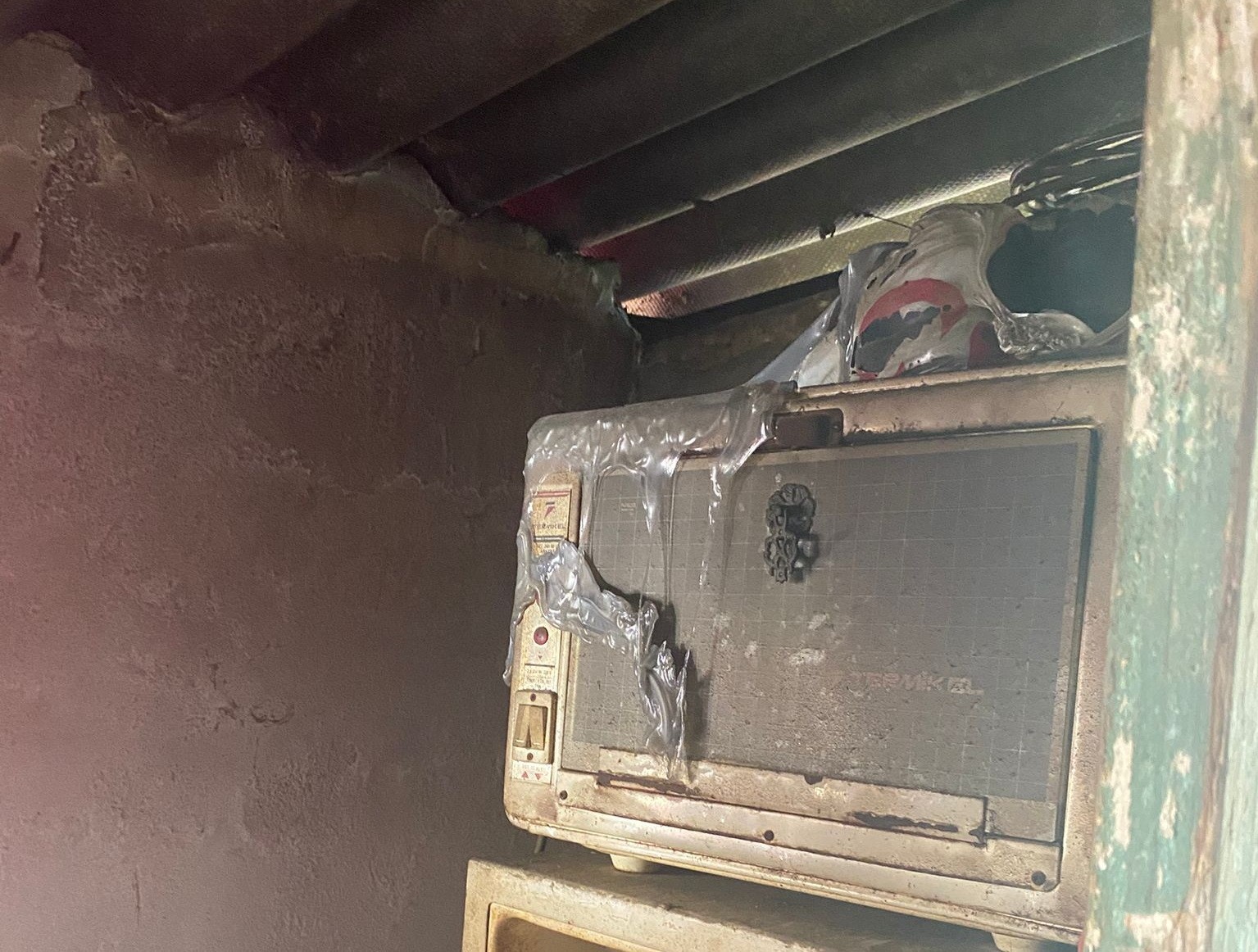 Fırında unutulan yemek az daha evi yakıyordu
