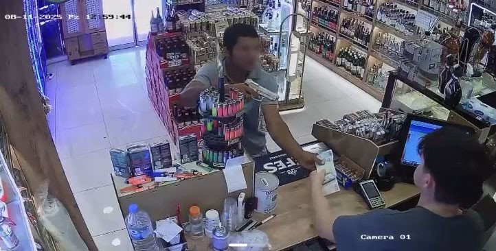 B&uuml;feyi g&uuml;peg&uuml;nd&uuml;z soydu 