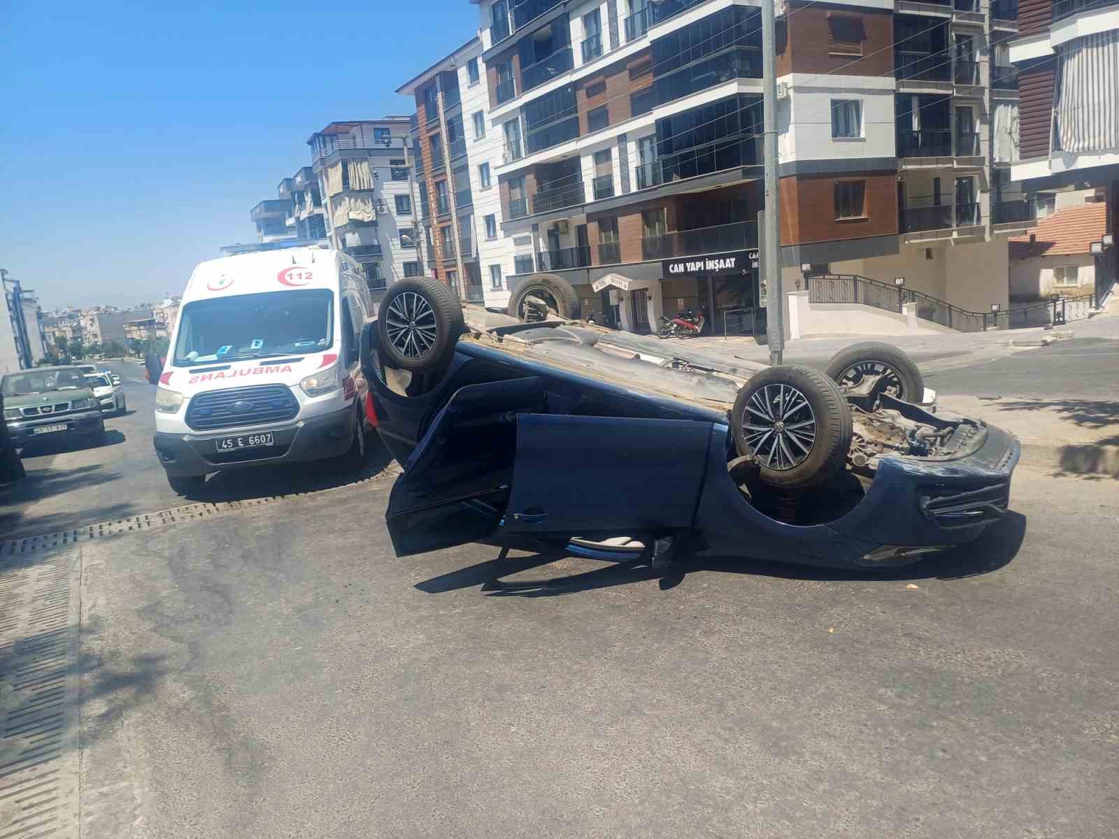 Manisa&rsquo;da takla atan ara&ccedil;tan burnu bile kanamadan &ccedil;ıktı
