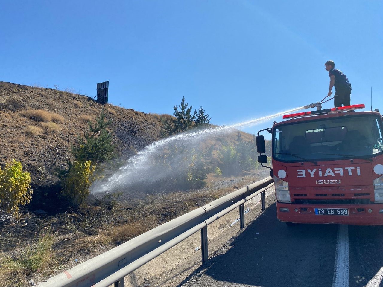 Karabük’te yol kenarında çıkan ot yangını söndürüldü