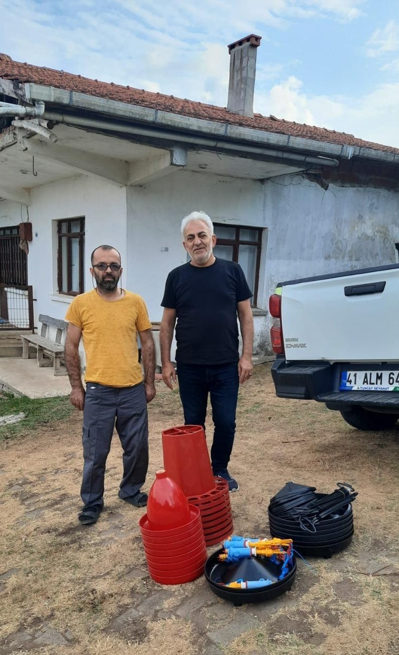 &Uuml;reticiye 15 bin tavuk ve 100 ton yem desteği
