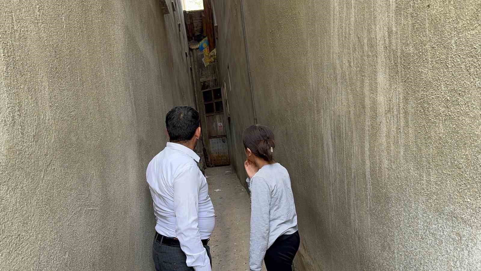 2 yıldır pencerelerine yuva yapan kumruya g&ouml;zleri gibi bakıyorlar
