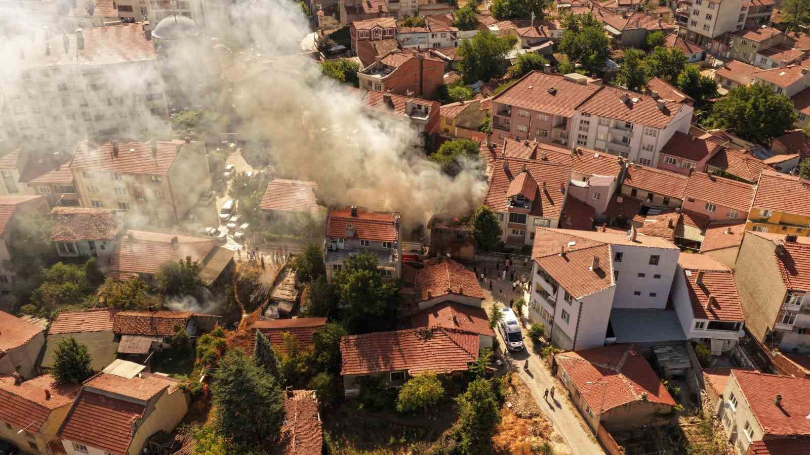 Boz&uuml;y&uuml;k&rsquo;te m&uuml;stakil evde &ccedil;ıkan yangın ekipler tarafından s&ouml;nd&uuml;r&uuml;ld&uuml;
