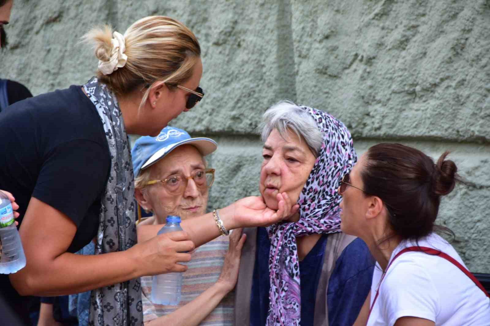 Balıkesir’deki depremde hayatını kaybeden vatandaş son yolculuğuna uğurlandı