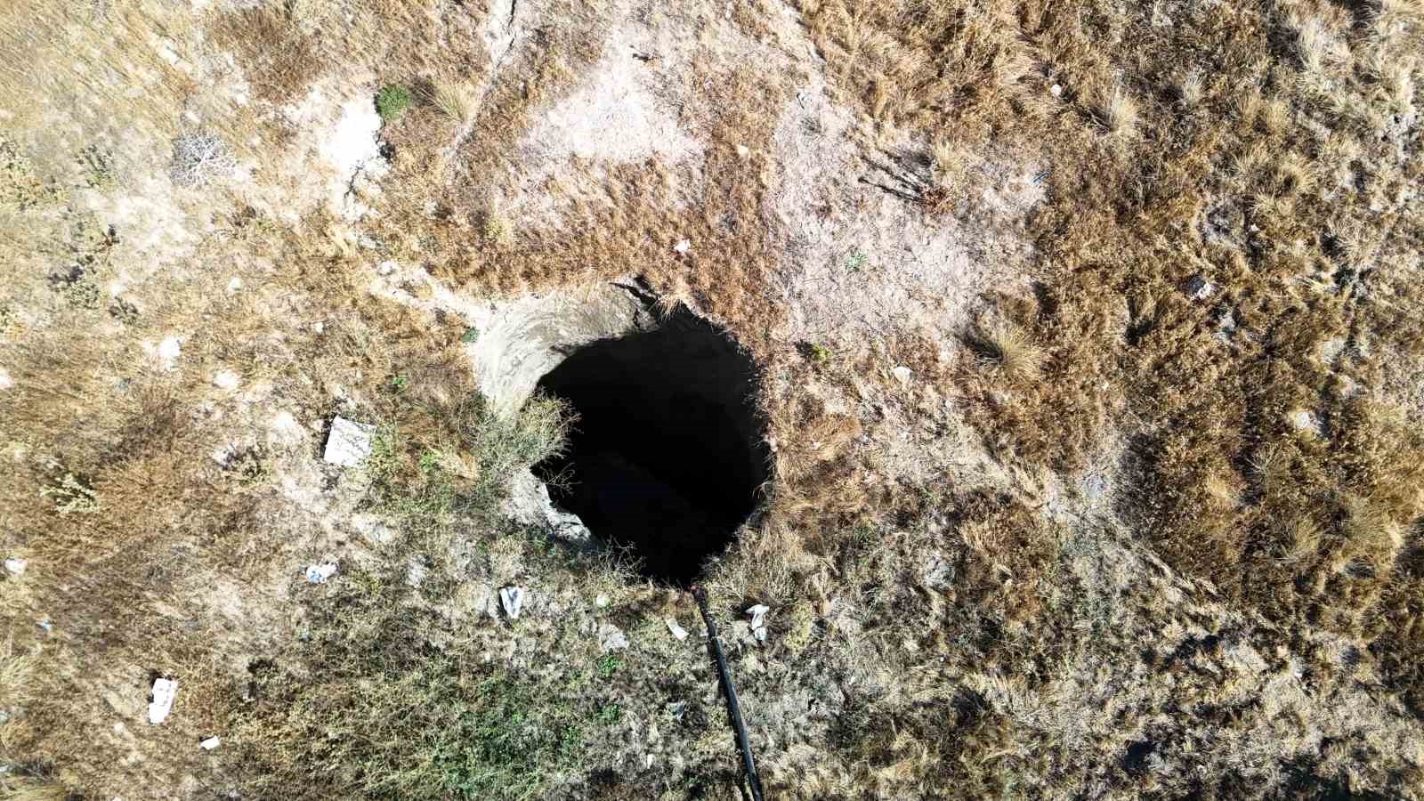 Balıkesir’deki 6.1’lik deprem sonrası Eskişehir’de oluşan obruk dron ile görüntülendi