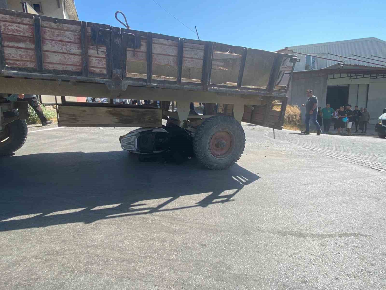 Trakt&ouml;rle &ccedil;arpışıp r&ouml;morkun altında kalan motosikletin s&uuml;r&uuml;c&uuml;s&uuml; &ouml;l&uuml;mden d&ouml;nd&uuml;
