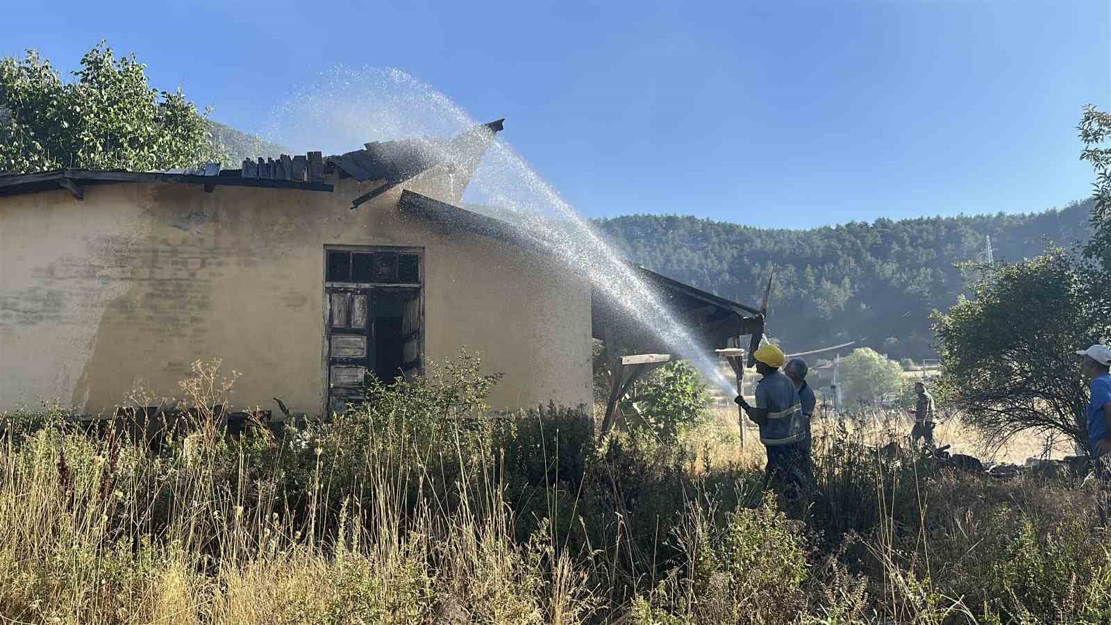 Kastamonu’da korkutan yangın: Samanlık, odunluk ve 30 dönüm arazi yandı