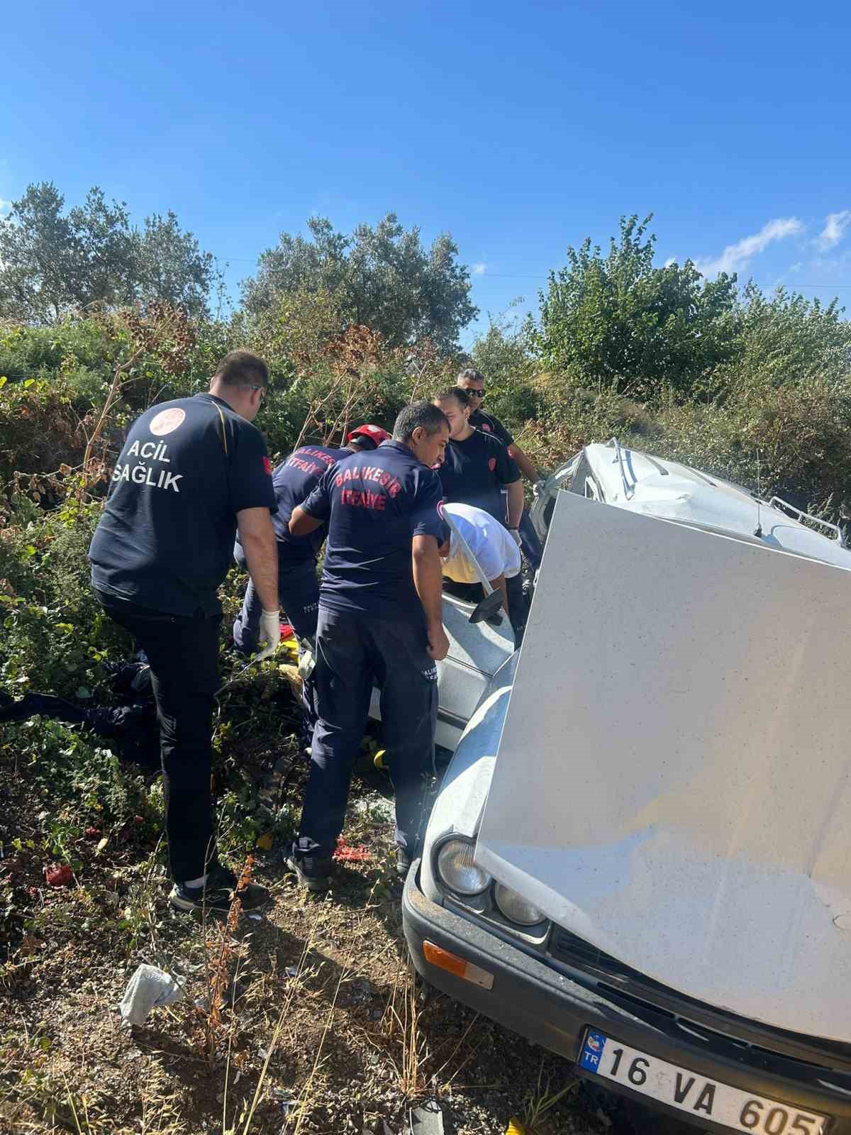 Balıkesir&rsquo;de ticari taksi otomobille kafa kafaya &ccedil;arpıştı: 4 yaralı
