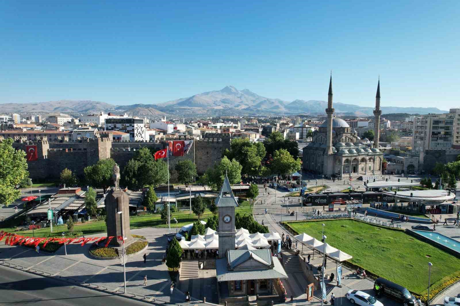 119 yıllık tarihi saat kulesi Avrupalı T&uuml;rk&rsquo;lere hizmet verecek
