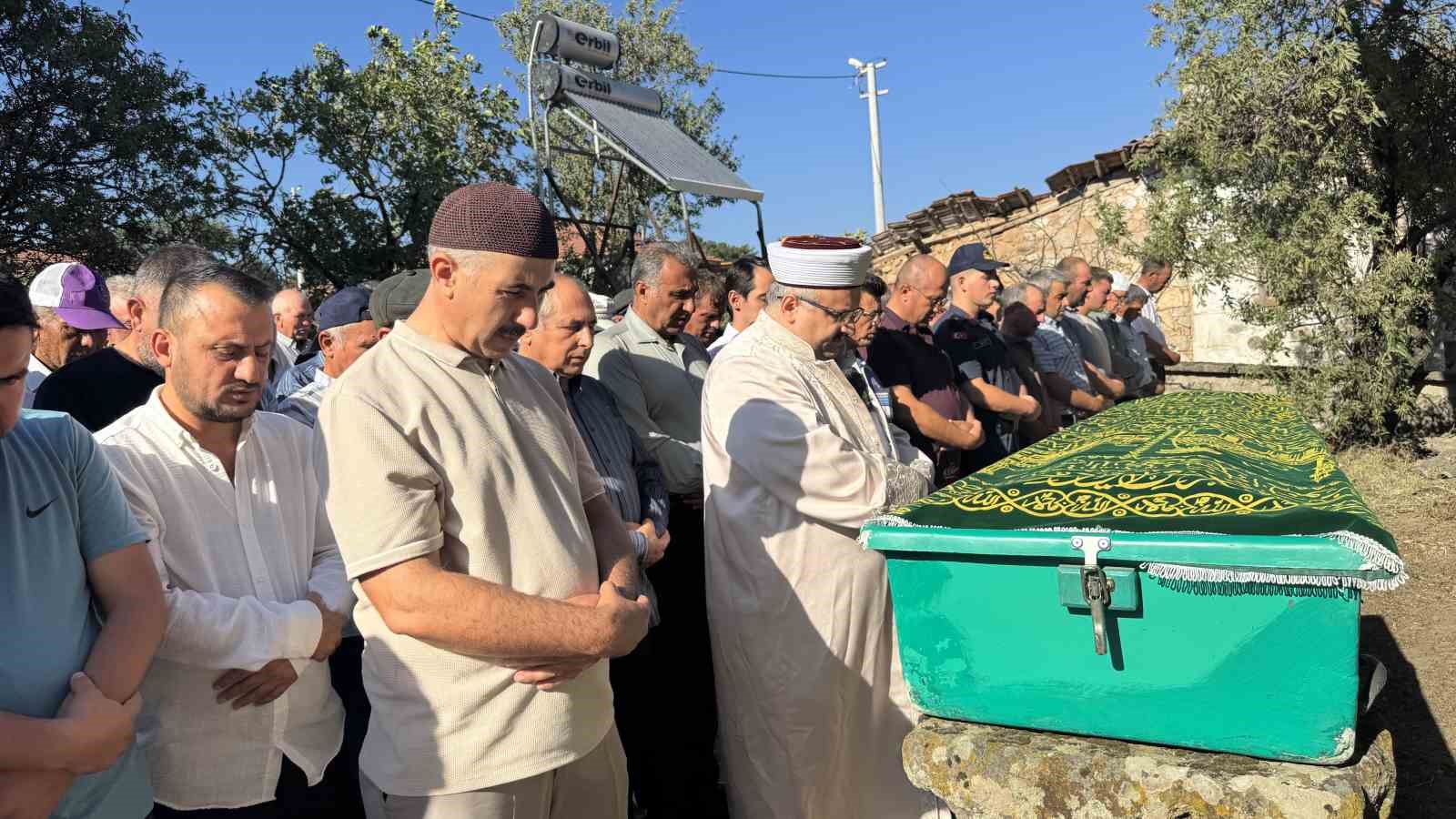 Hasar g&ouml;ren camiden malzemelerin &uuml;zerine d&uuml;şmesi sonucu &ouml;len adam toprağa verildi
