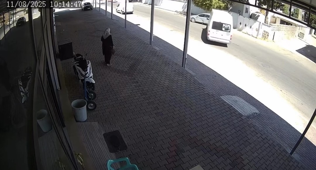 Yola kontrols&uuml;z &ccedil;ıkan minib&uuml;s kazaya neden oldu
