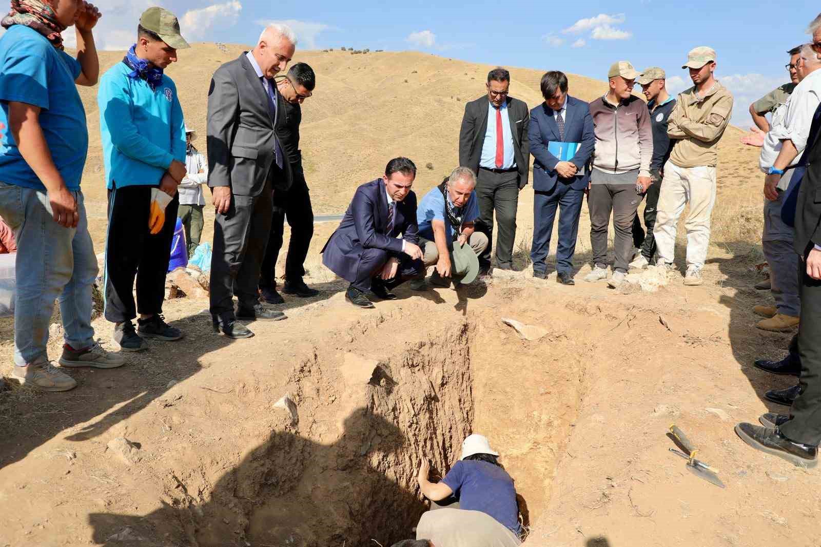 Vali Karakaya, Kar&ccedil;ınbaşı kazı alanında incelemelerde bulundu
