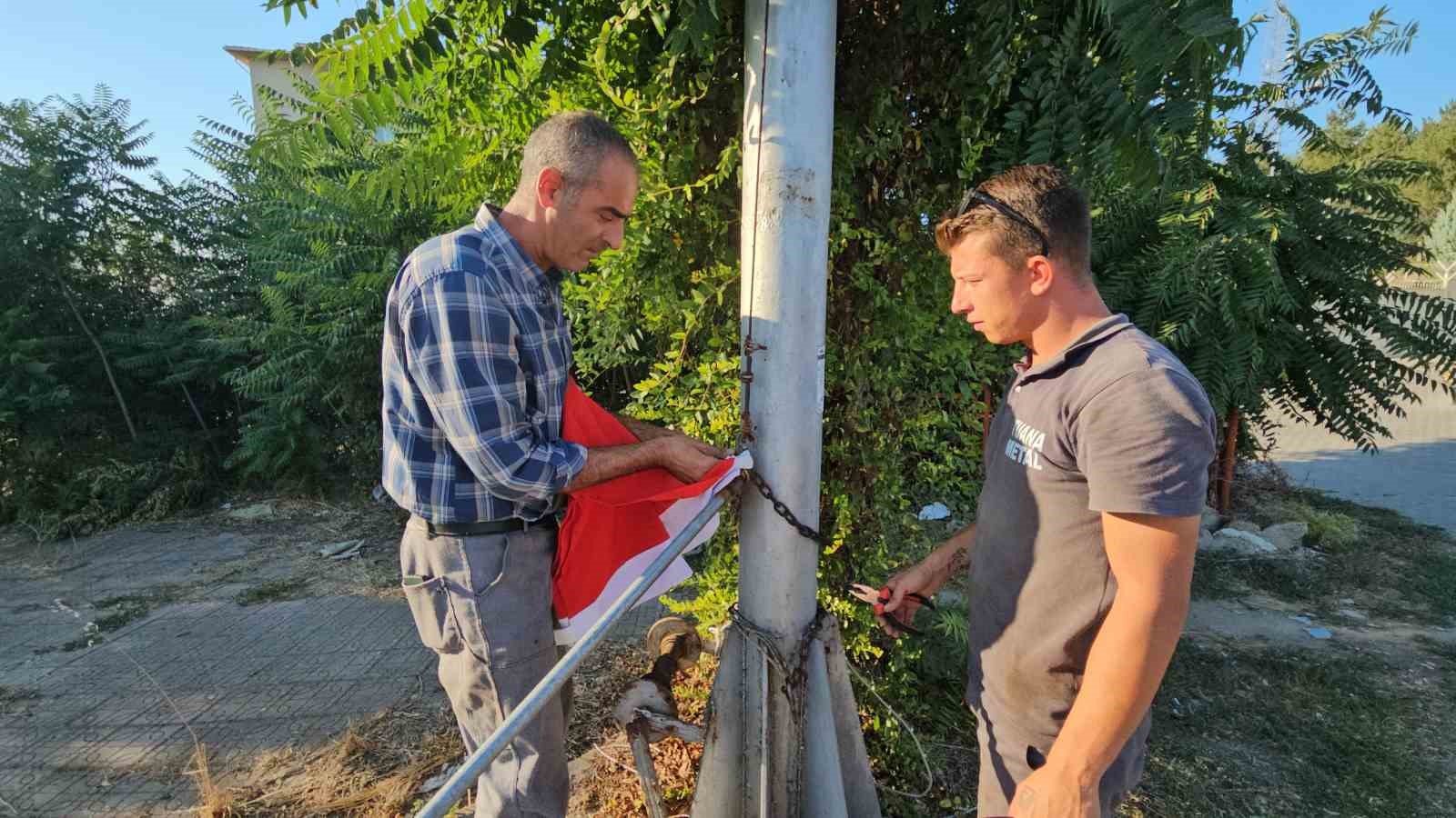 Bayrak direğinin boş kalmasına gönlü el vermedi