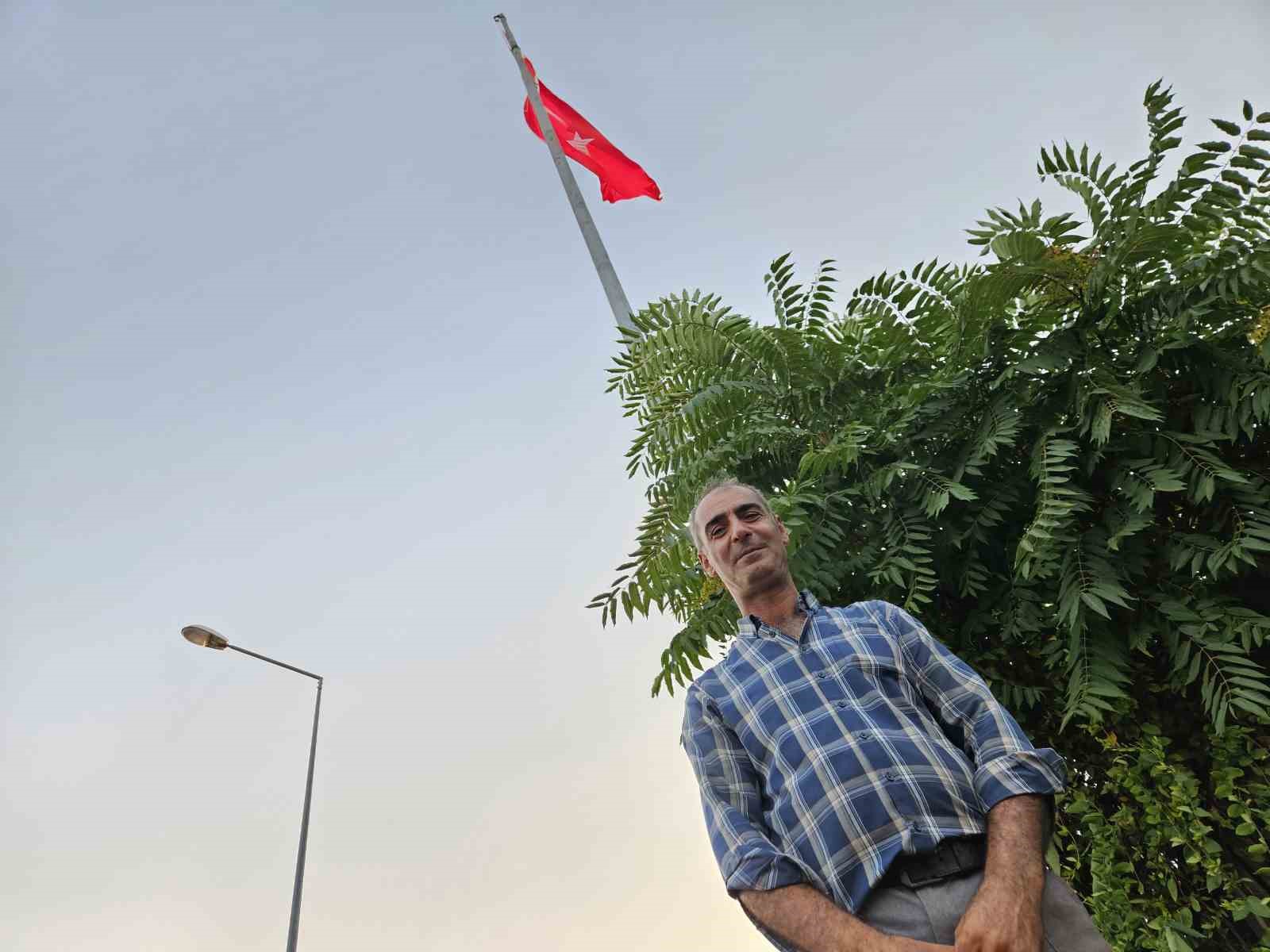 Bayrak direğinin boş kalmasına gönlü el vermedi