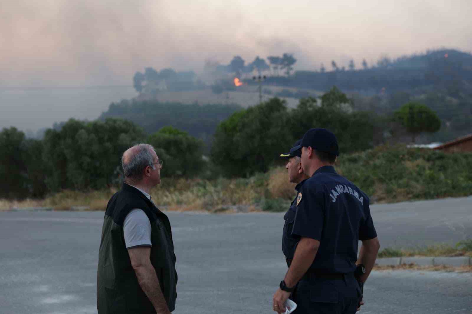 Çanakkale Valisi Toraman devam eden söndürme çalışmalarını yerinde inceledi