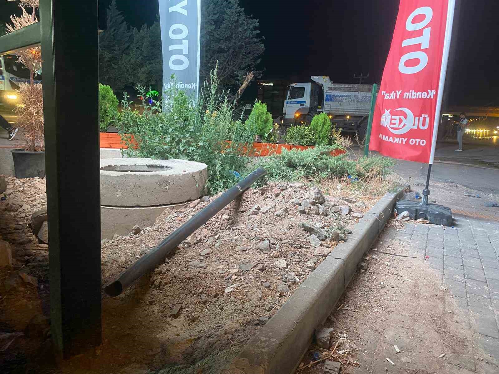 Ankara’da kontrolden çıkan otomobil oto yıkamacıya uçtu: 3 yaralı