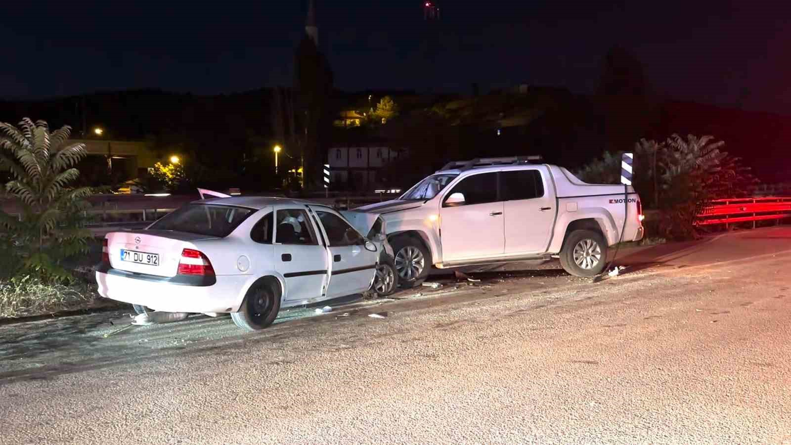 Kırıkkale’de otomobil ile kamyonet kafa kafaya çarpıştı: 3 yaralı