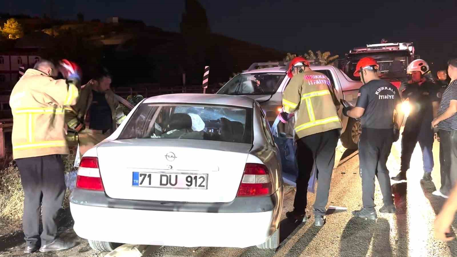 Kırıkkale’de otomobil ile kamyonet kafa kafaya çarpıştı: 3 yaralı