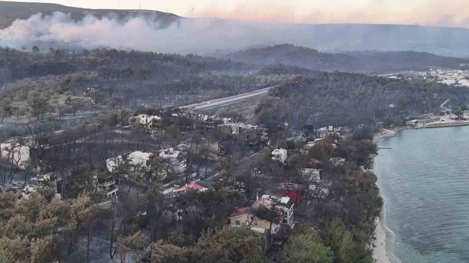 Çanakkale’de yanan villalar sabahın ilk ışıklarıyla görüntülendi
