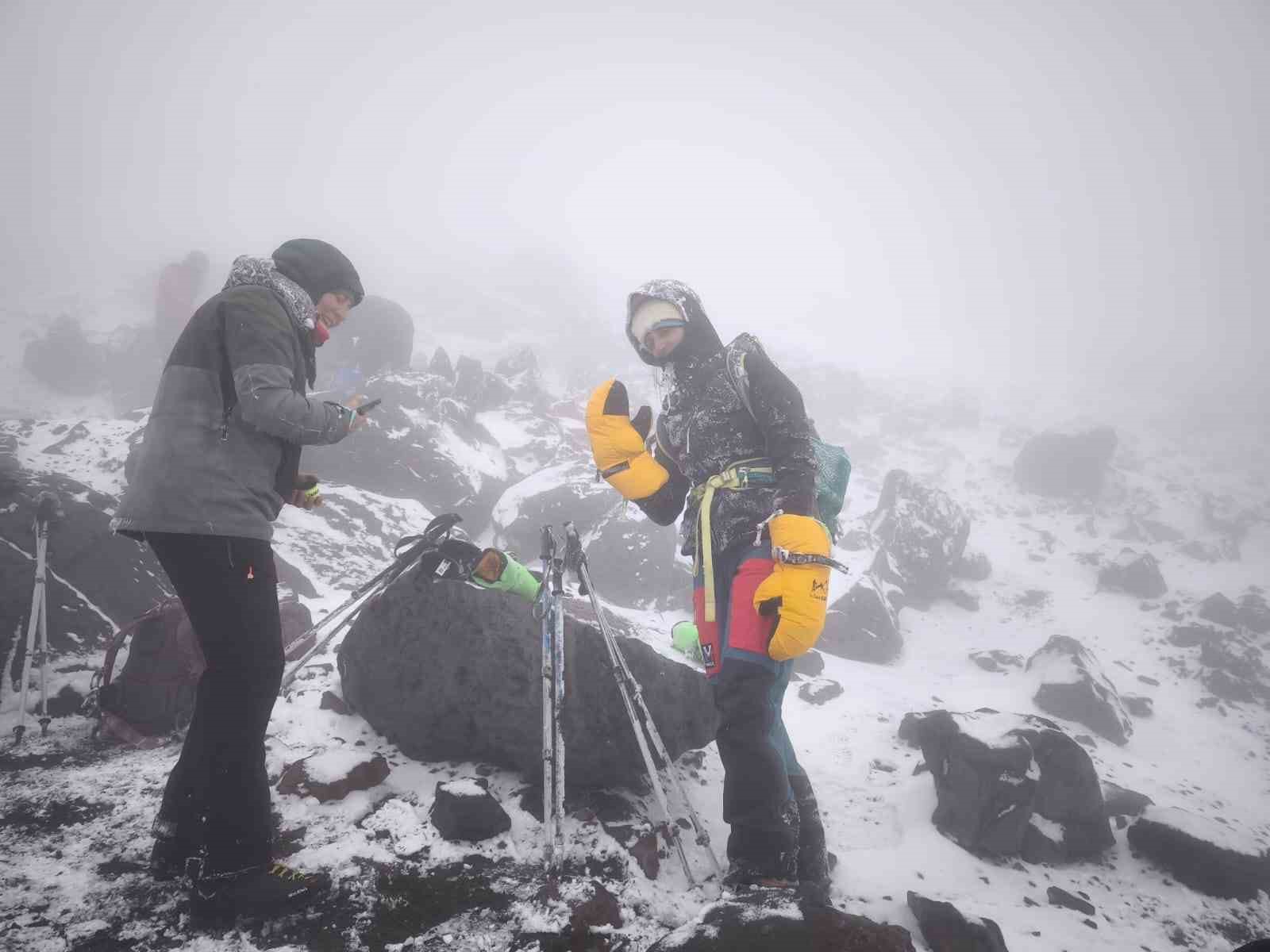 Ağrı Dağı’nda dondurucu soğukta başarılı zirve tırmanışı