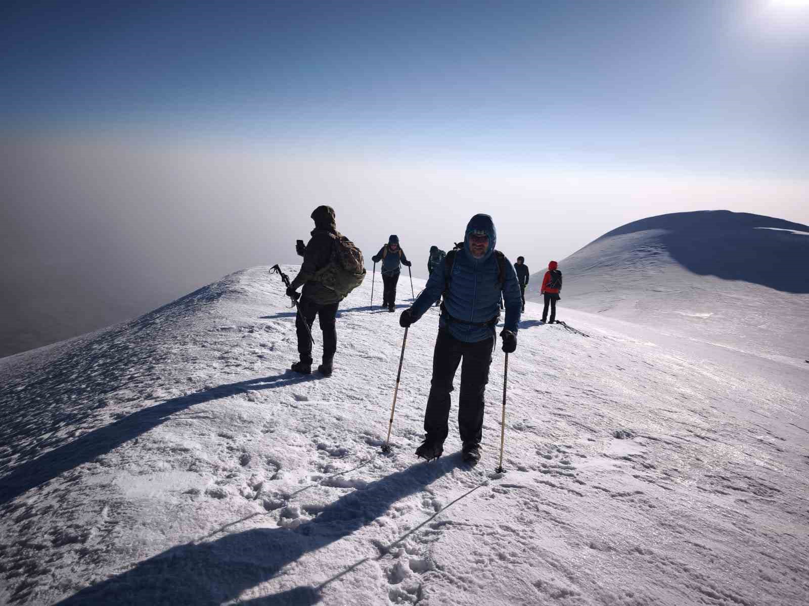 Ağrı Dağı&rsquo;nda dondurucu soğukta başarılı zirve tırmanışı
