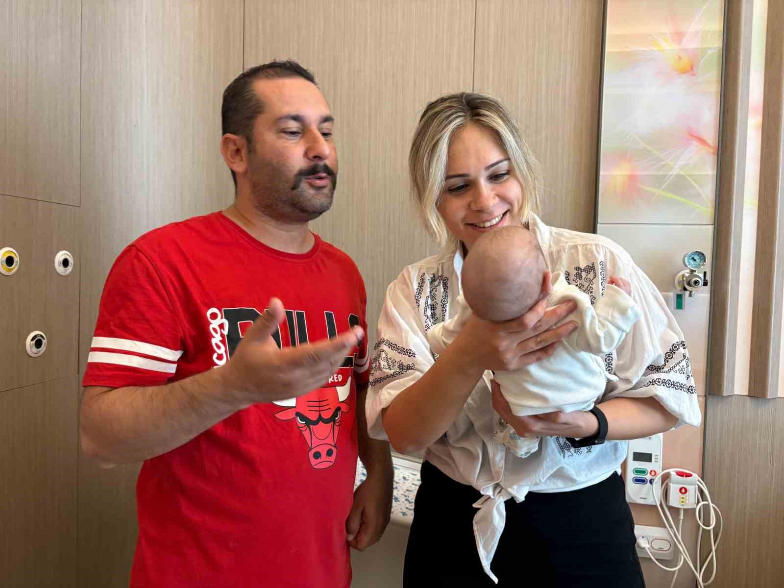 İzmir’de 540 gram olarak dünyaya gelen bebek, hayata tutundu