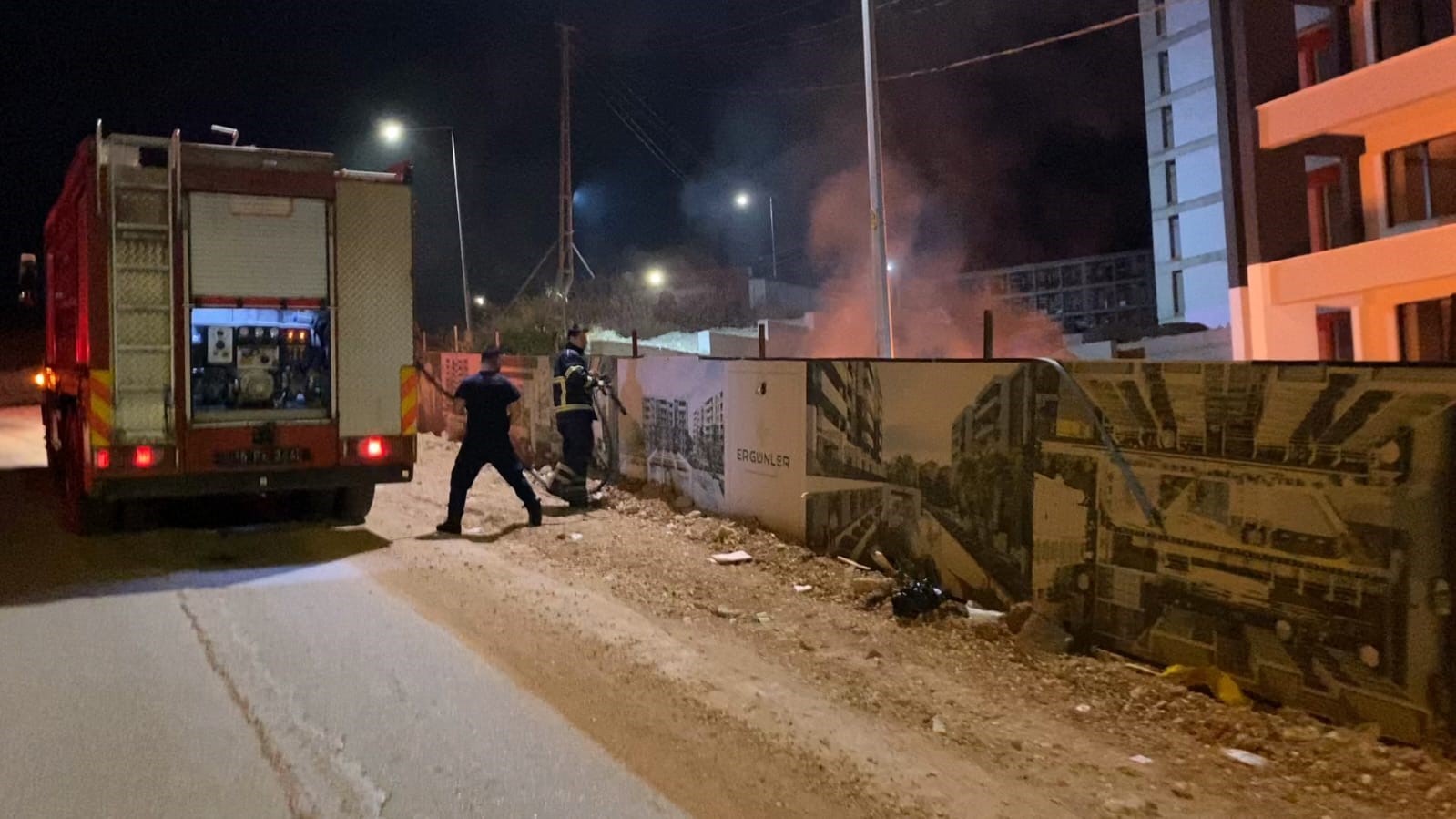 Bekçi inşaatta ateş yaktı mahalle ayağa kalktı