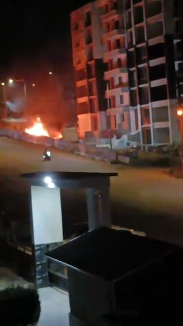 Bek&ccedil;i inşaatta ateş yaktı mahalle ayağa kalktı
